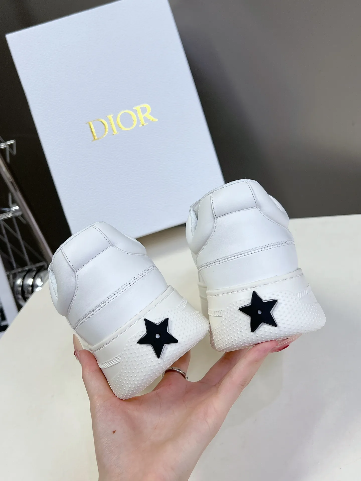 👟👟Ex-factory price 640👟👟 Dior's new platform shoes thick-soled casual shoes. Purchased and developed from Taikoo Hui RMB 16,400. These Dior Star sneakers continue the timeless silhouette and are carefully made of cow leather, so they are particularly comfortable on the feet. They are decorated with tonal suede panels and metal stars to decorate the lace eyelets to enhance the style. The lightweight style is matched with the "Christian Dior" logo thin sole, suitable for all seasons, and can be matched with all kinds of casual looks to add a finishing touch. Classic and super durable. The upper is stitched with cowhide. The original IP outsole height is 4CM. Size: 35-41. A full set of counter synchronized gift boxes 💝 packaging